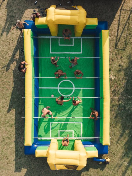 Partita su gonfiabile simile a calcio balilla.