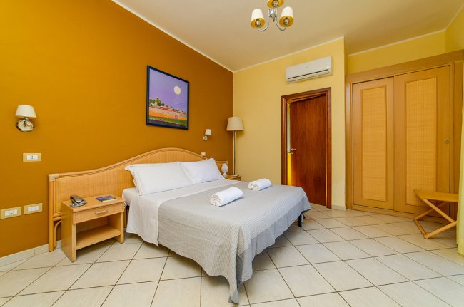 Letto matrimoniale in camera da letto accogliente.