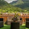 Terrazza con mobili da esterno e vista montagna.
