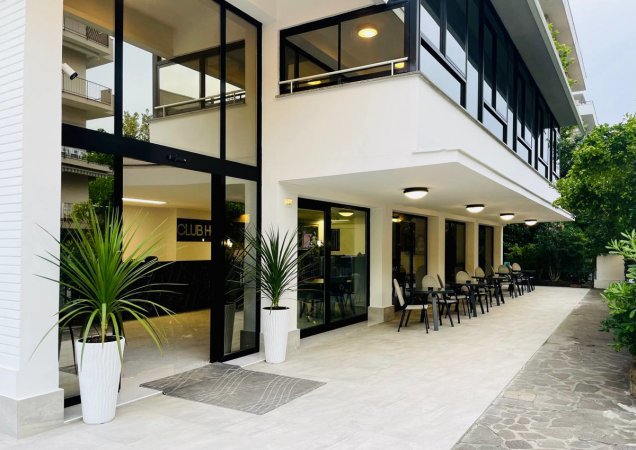 Ingresso moderno di un hotel con piante.