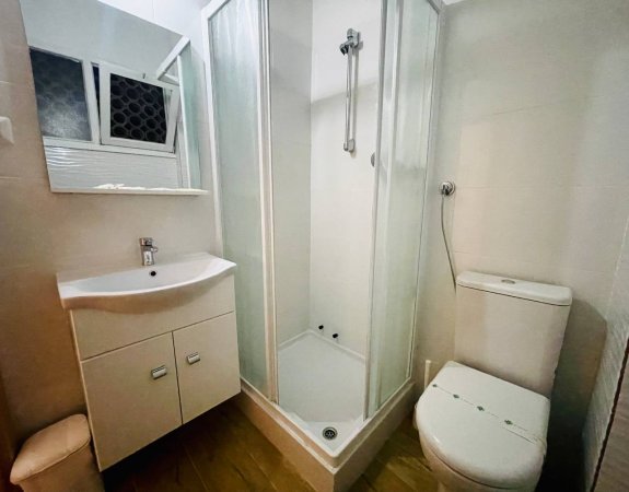 Bagno moderno con doccia, lavabo e WC.