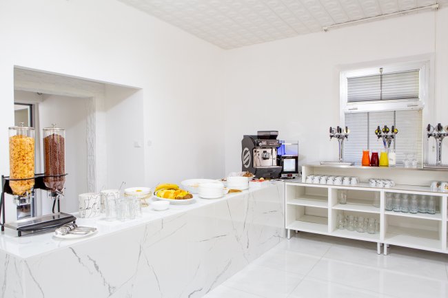 Angolo colazione con cereali e macchinetta del caffè.