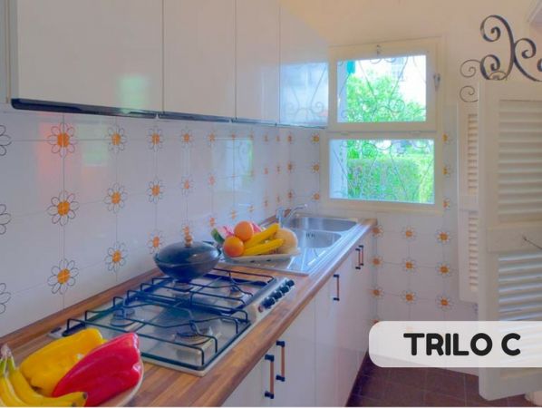 Cucina con piastrelle a fiori e fornello.