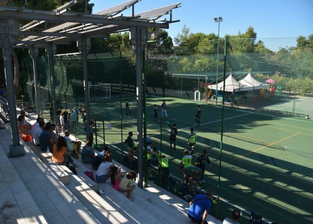 Campo sportivo con spettatori in tribuna.