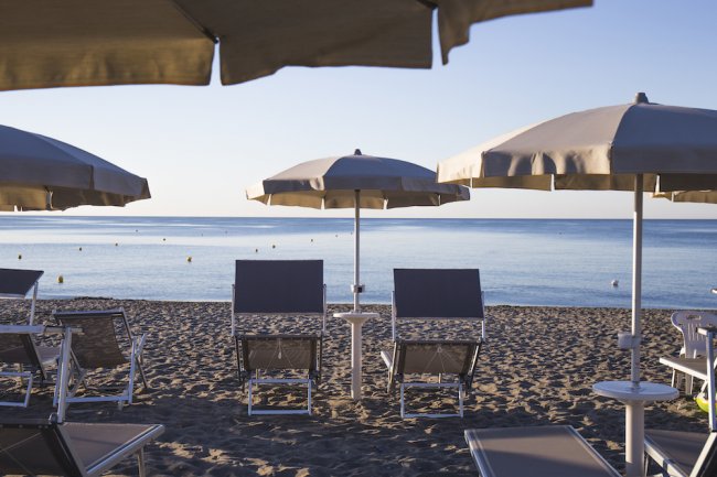 Sira Resort, spiaggia con lettini