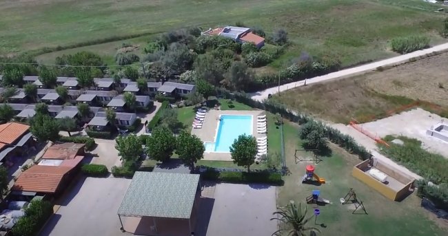 Veduta aerea di una piscina in un complesso.
