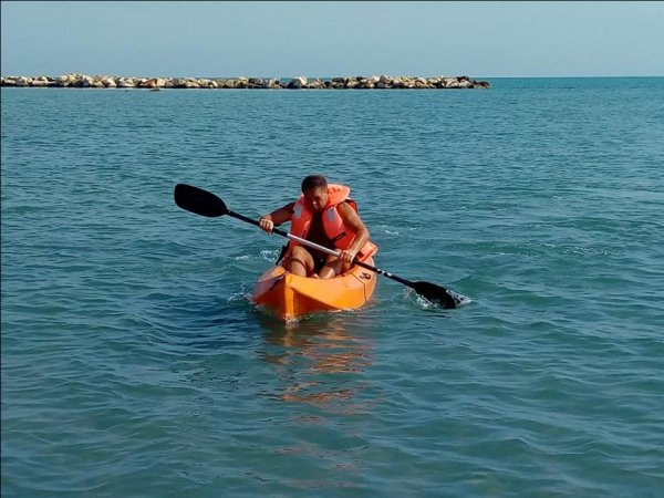 Persona in kayak in mare calmo.