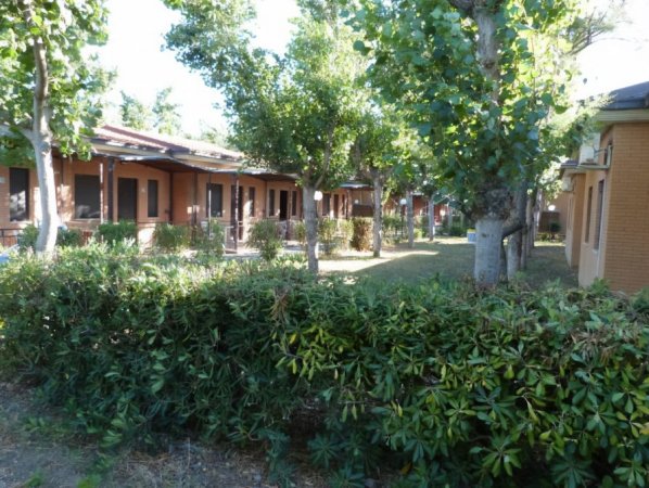 Villette con giardino e alberi intorno.