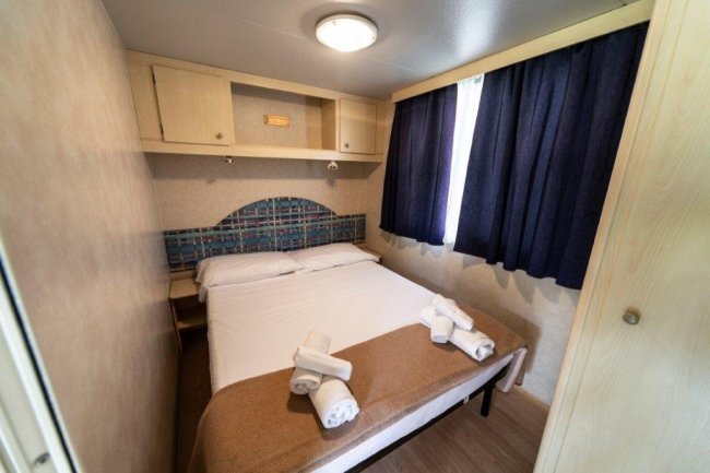Camera con letto matrimoniale e asciugamani.