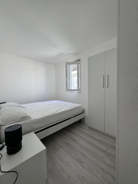 Camera matrimoniale con armadio e finestra.