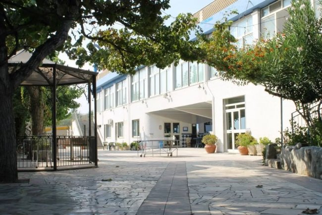 Cortile con pavimentazione in pietra e edificio moderno.