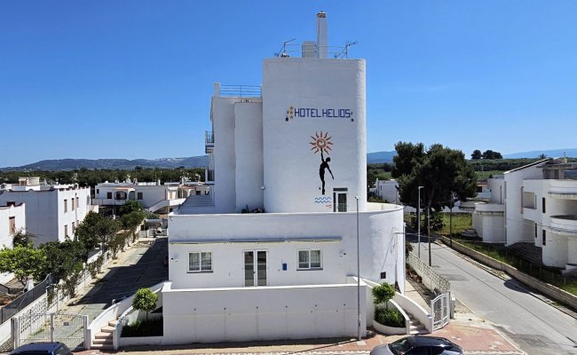 Un edificio bianco con segnaletica 