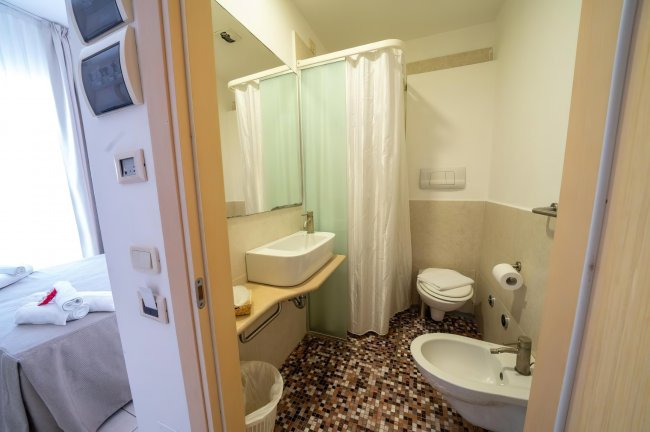 Bagno con doccia, lavabo e bidet.