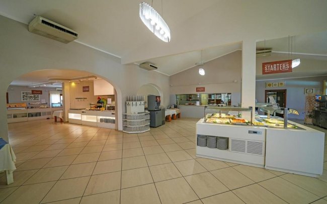 Ampia sala ristorante con buffet.